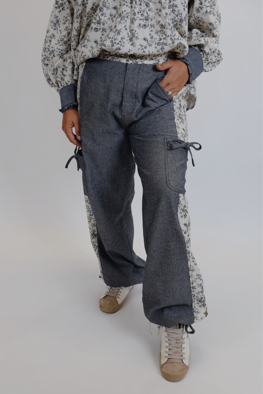 Pantaloni cargo con toppa a petalo