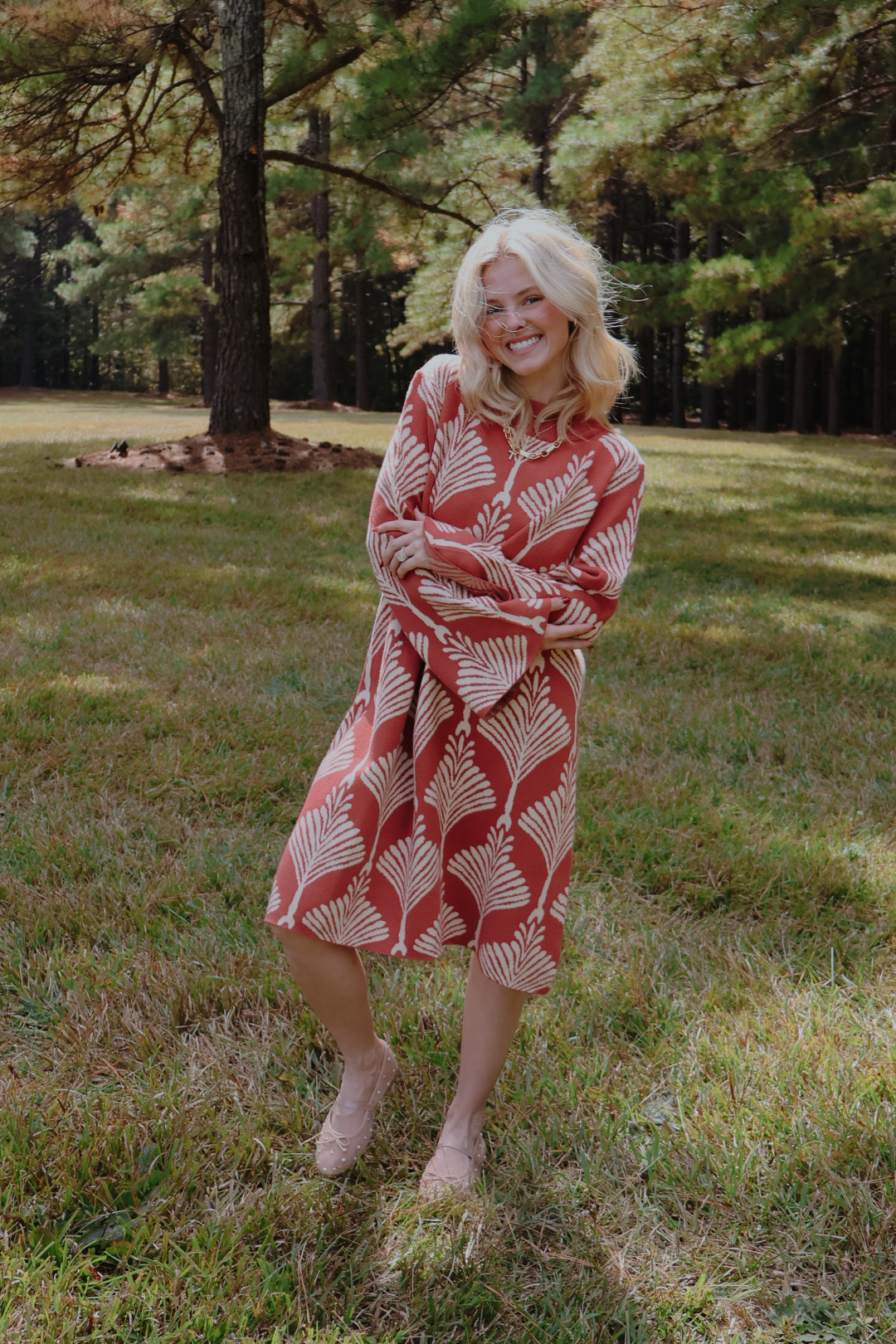 Abito in maglia con foglie color ruggine